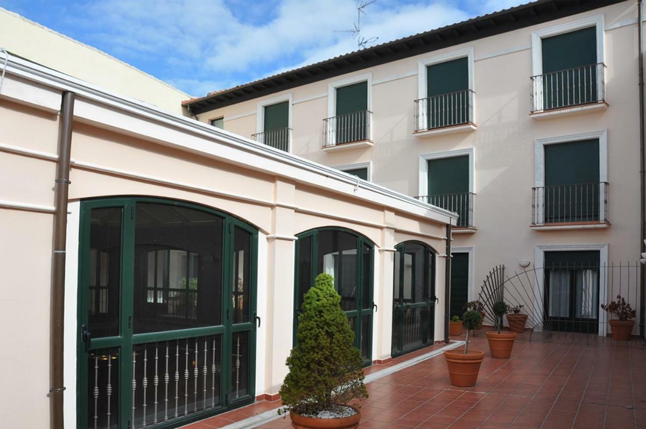 Hotel Las Cabanas Peñaranda de Bracamonte Exterior foto